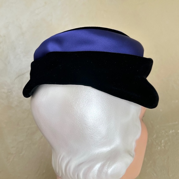 STATELY 1950s\' DESIGNER BLACK VELOUR/BLUE SATIN HAT + LONG FEATHERS main image 12